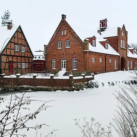 Gut Petersdorf - Ideal Für Familien Und Hunde - Mit Kamin, Parkblick, Terrasse, Eingezäuntem Garten Und E-ladestation Lensahn